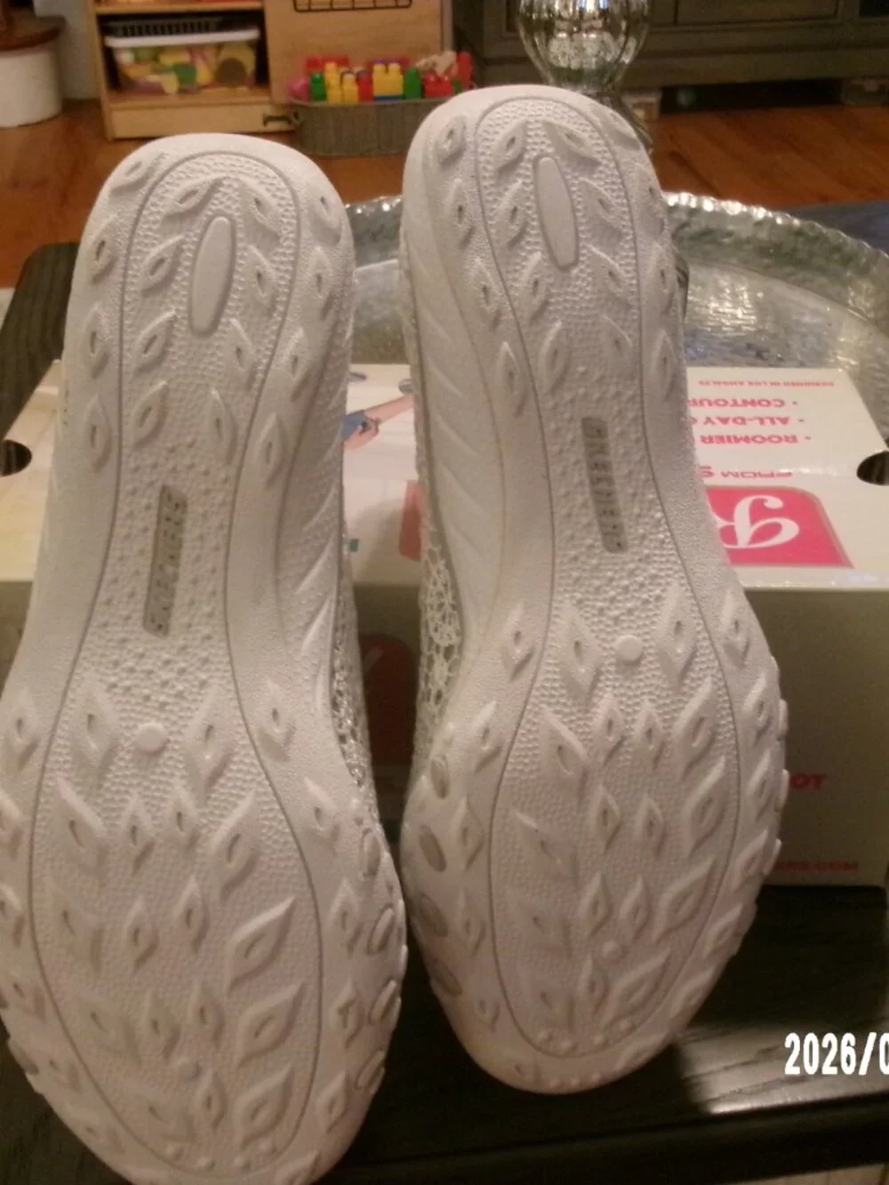 Skechers Breathe Easy Pretty Factor White Flats Women Size 6.5 Relaxed Fit Shoe